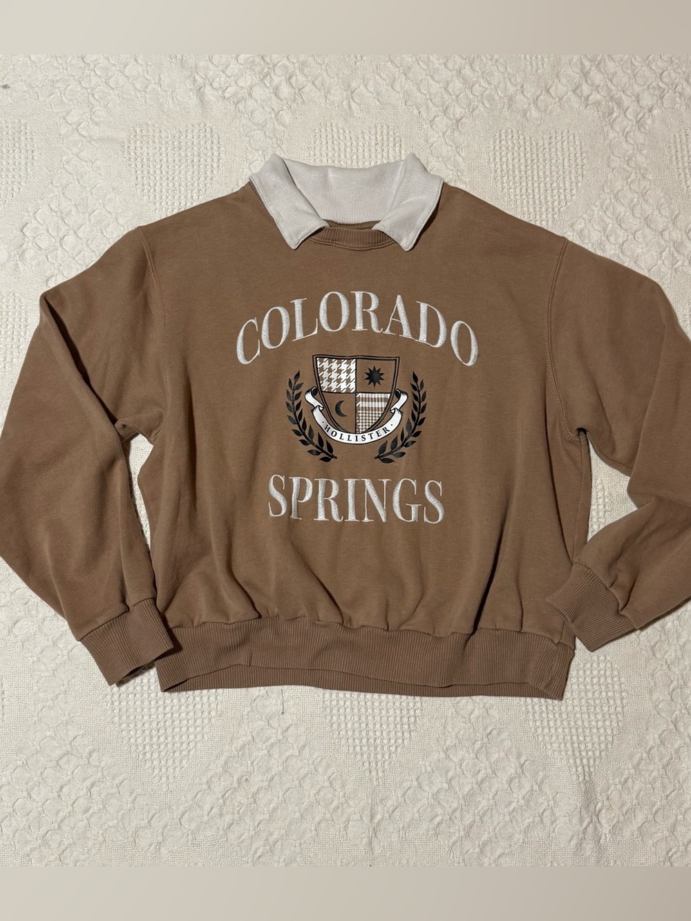 Hollister Brown Preppy Crewneck Sweater with White Collar Small